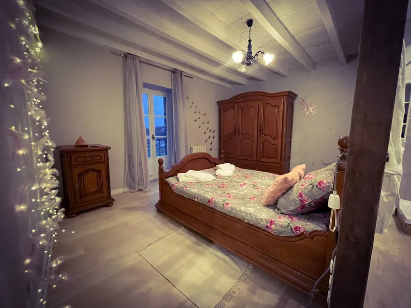 Cottage with jacuzzi in Côte-d'Or. - Image 1