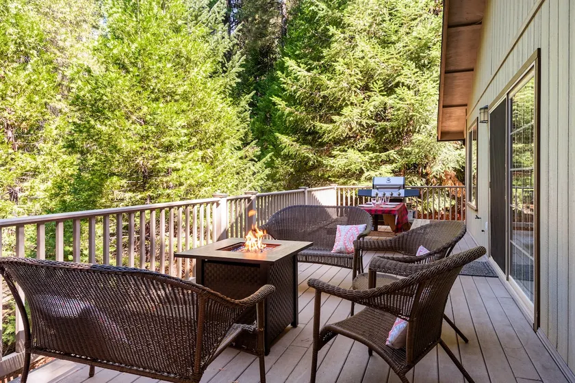 Private Treehouse Chalet, Pet-friendly, 2 Suites - Image 1