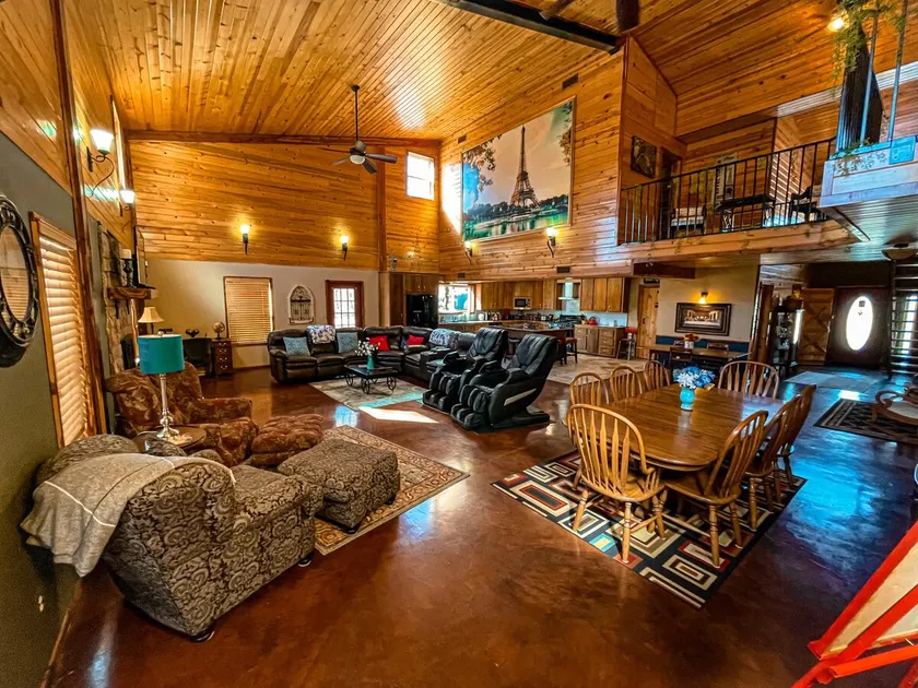 Unique & Spacious Lodge in Hugo! - Image 1