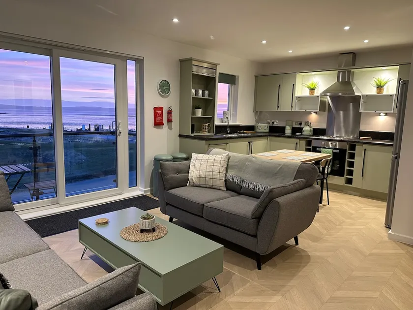 Beach View Flat on Coastal Path - Image 1