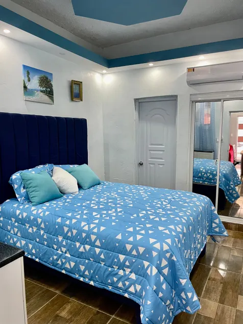 apt, super clean, premium bed - Image 1