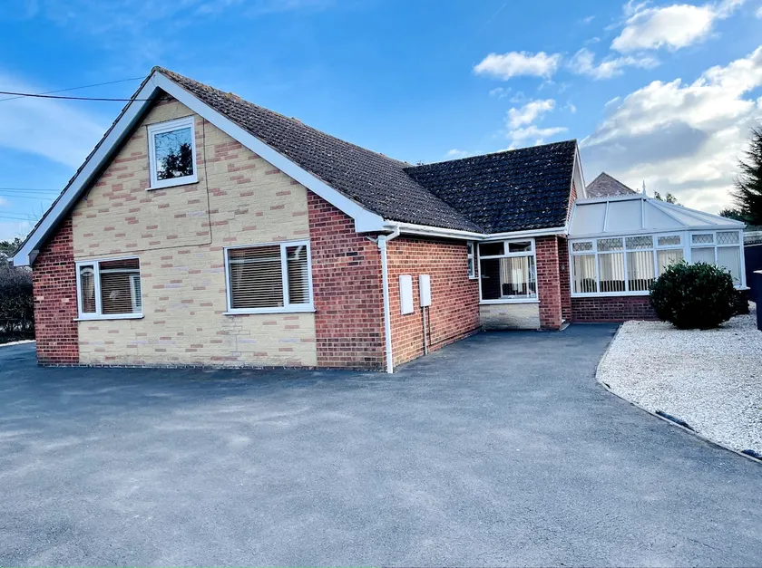 5-Bedroom Cottage in Healing, Grimsby - Image 1