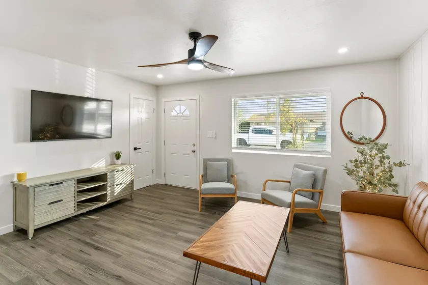 Modern Retreat Close To It All - Image 1