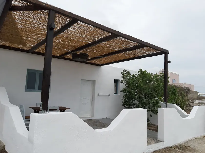 House in vineyard - Image 1