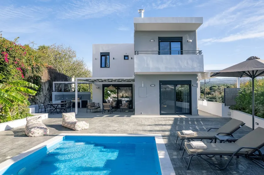 Newly Renovated Queen Bee Villa, with Private Pool & Ping-Pong table - Image 1