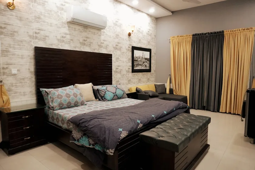 Central & Spacious Retreat: 3-Bedroom 1 Kanal Home - Image 1