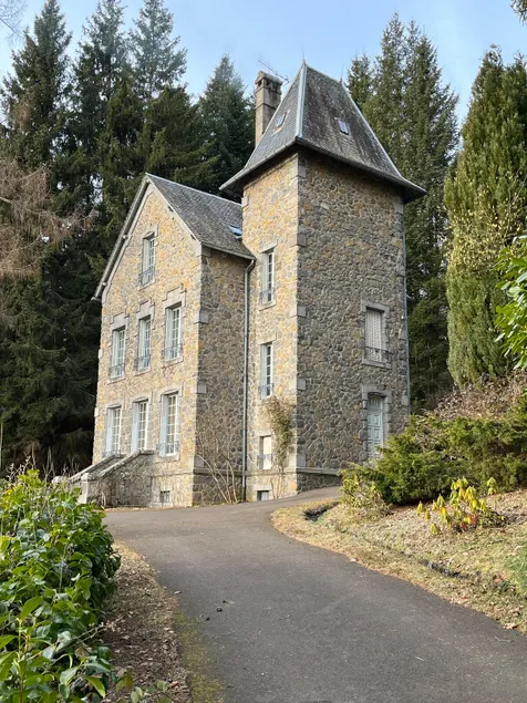 Large house at the foot of Sancy. - Image 1