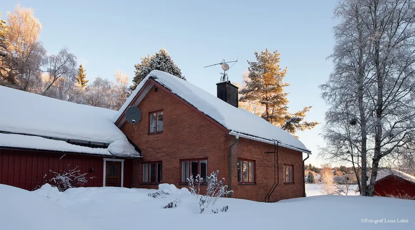Large house overlooking the river - Image 1