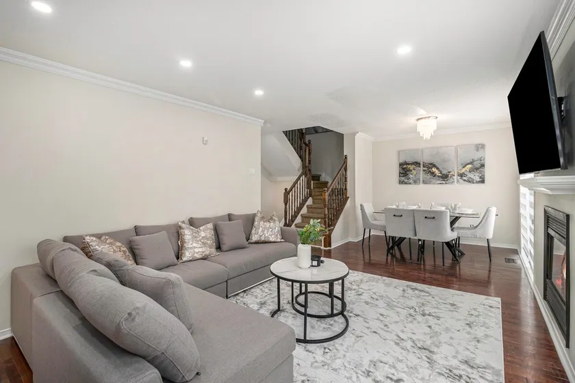 Cozy Townhouse in Barrhaven near Metro Plaza - Image 1