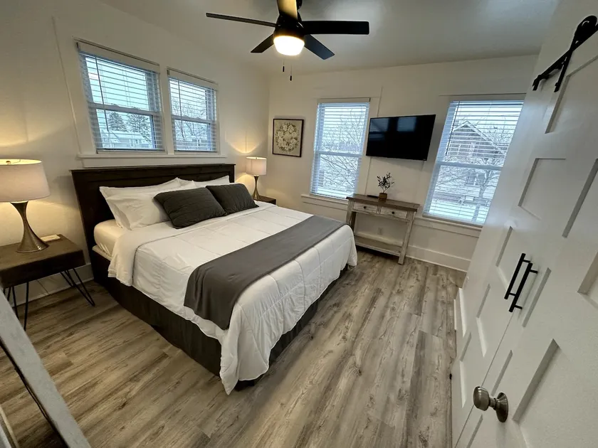 Modern Upstairs Apt - Steps from Lake Michigan - Image 1