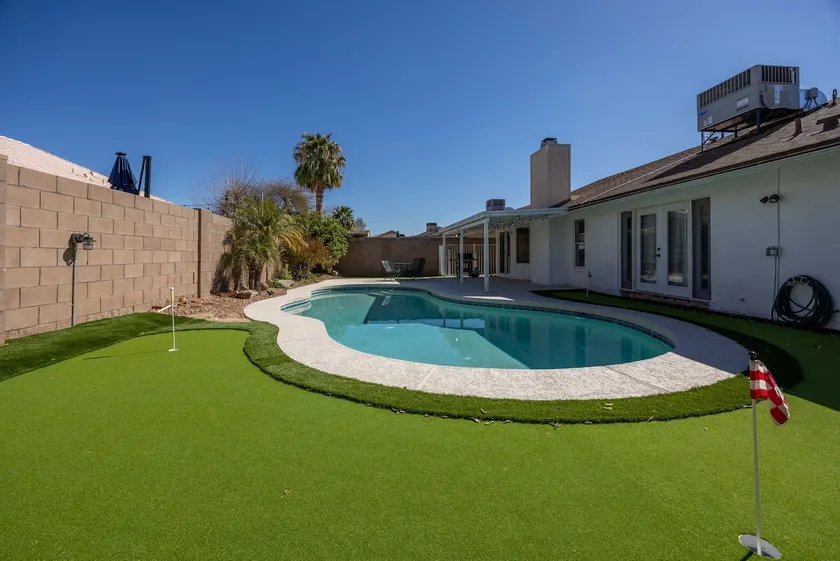 Luxury 4/bed w/Pool & Putt Grn - Image 1