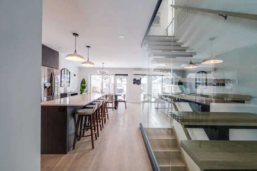 The Wolf of Warwick Luxury Modern 6 BR 4.5 BA - Image 1