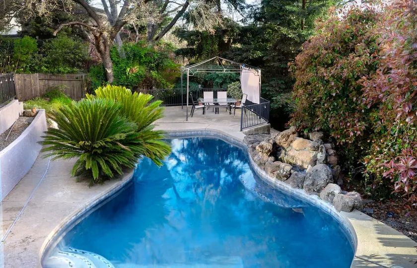 Stunning house, Pool, Fire Pit & Prime Location - Image 1
