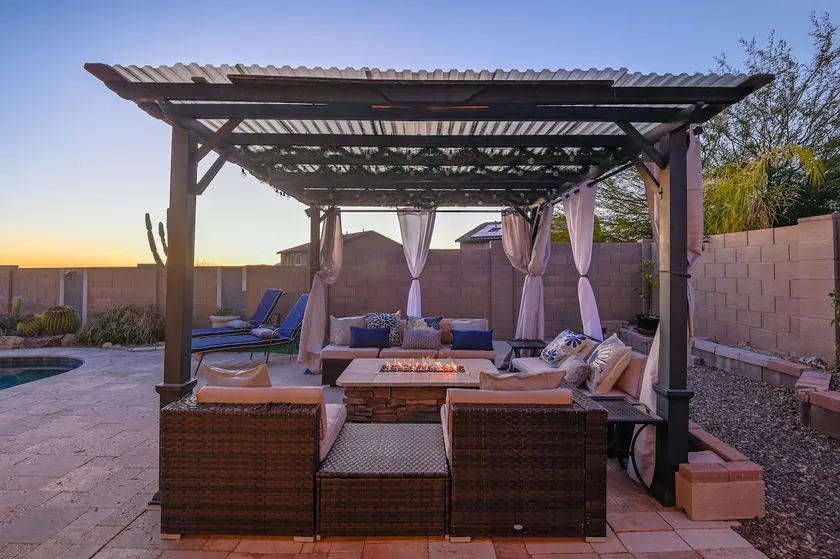 Spacious Summer Retreat with Sparkling Pool - Image 1