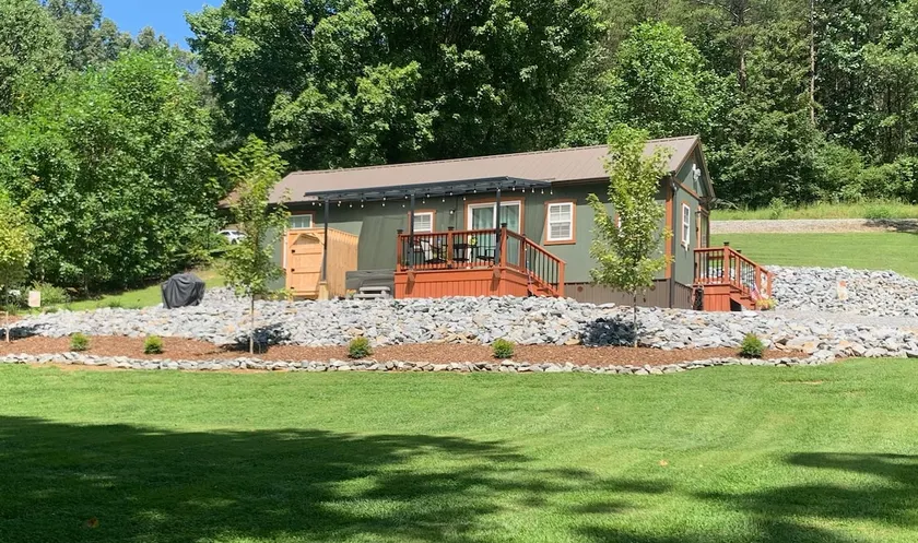 Snuggle Inn! A cozy couples getaway with HOT TUB! - Image 1