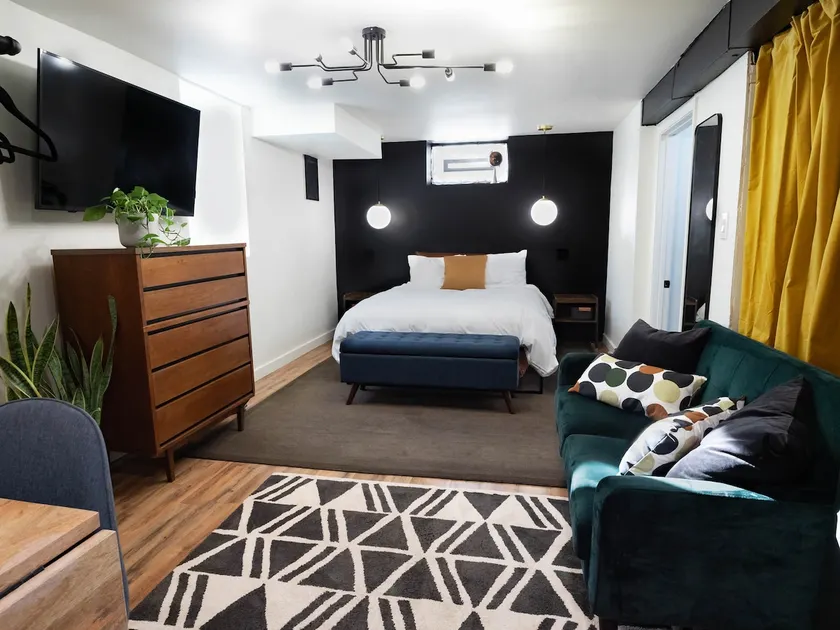 Studio near Downtown w Spa Shower, Snacks, Drinks! - Image 1