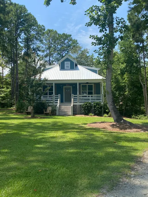 Tight Lines Waterfront Cottage - Image 1