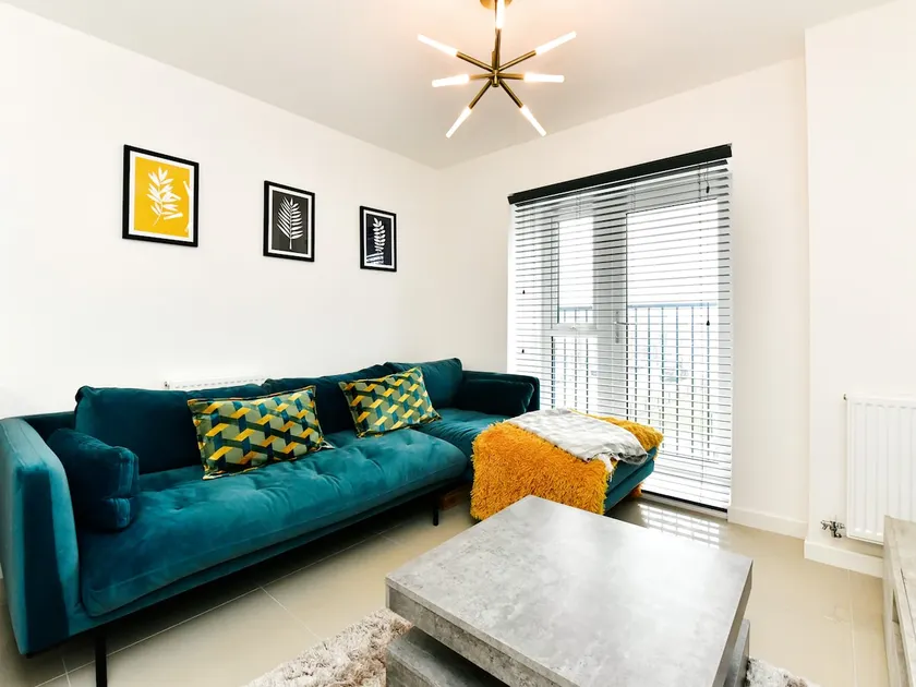 Sleek 1 Bed Apartment w Parking - Pass the Keys - Image 1