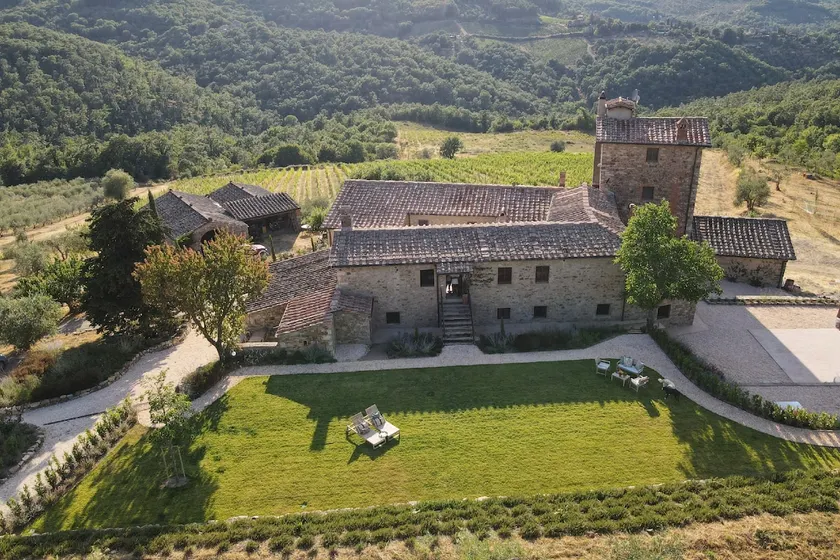 Tuscan character, contemporary style and comfort - Image 1