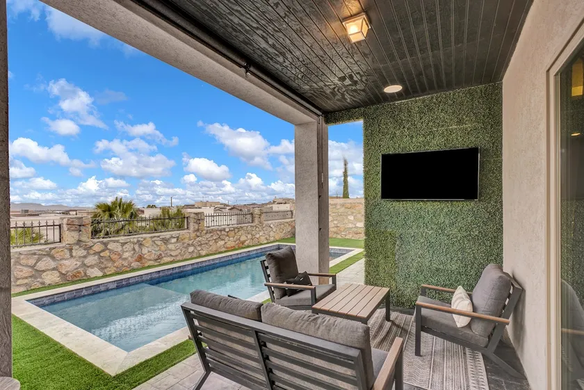Modern Swimming Pool House - Image 1
