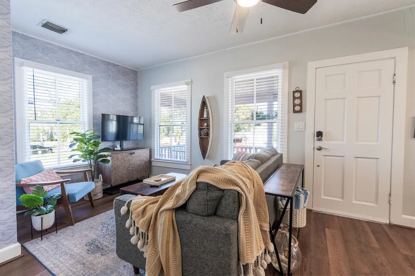 2BR Beauty Walk DT Close to bch - Image 1