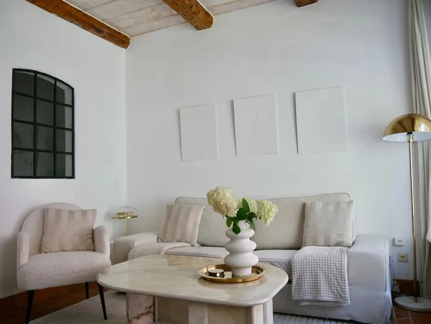 Old Town Apartment with Free Parking - Image 1