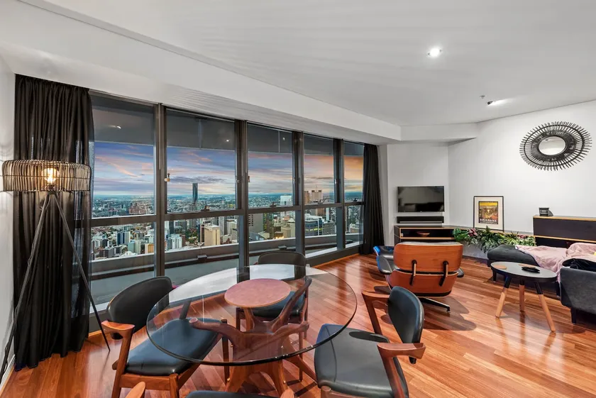 Skyhigh Executive! ~ 2Bed/2Bath/1Car/Views ~ CBD - Image 1