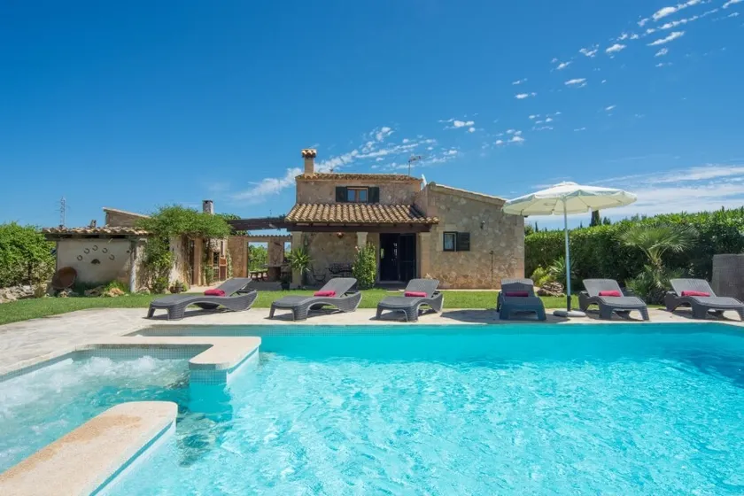 R26 - Pool, Jacuzzi, BBQ and WIFI - Image 1