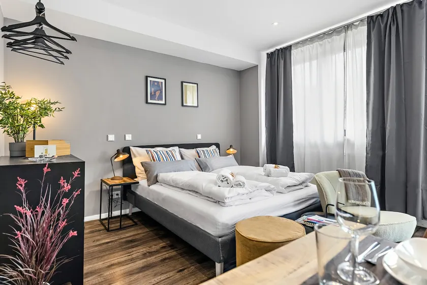 Luxomes: Stylish new studio | Netflix | Parkpl. - Image 1