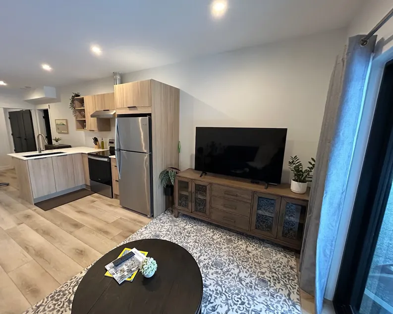 Quiet, Private 1 Bedroom Suite Courtenay - Image 1