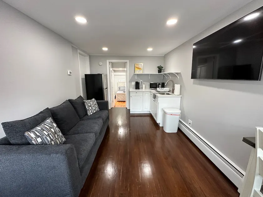 Costal Coziness: 1BR Retreat near beach. - Image 1