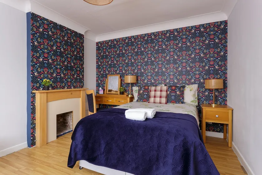 Blue Sparrow 4 bed House off road PARKING Pet friendly - Image 1