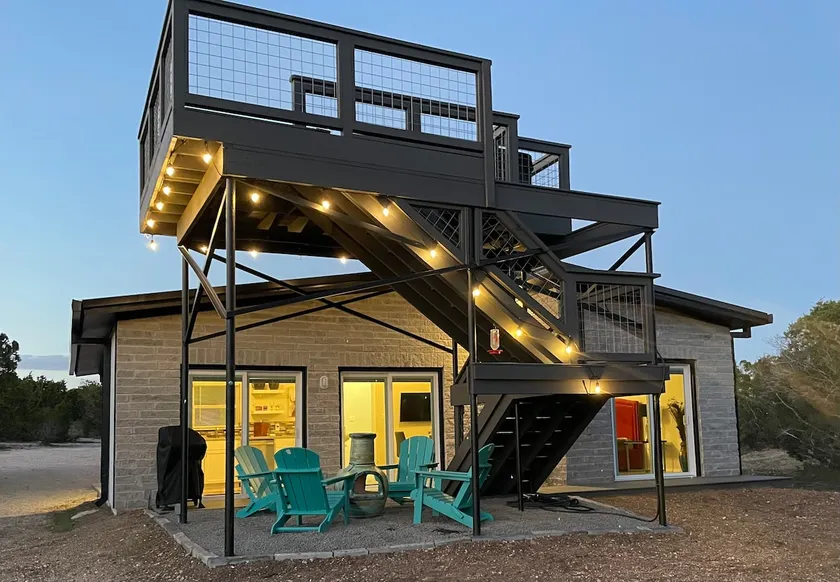 New couples retreat w/12 foot deck, hot tub, 360 amazing hill country views - Image 1
