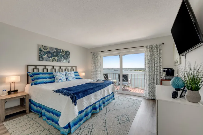 Beautiful Waterfront Sanctuary plus 2 free Kayaks & steps from the Beach - Image 1