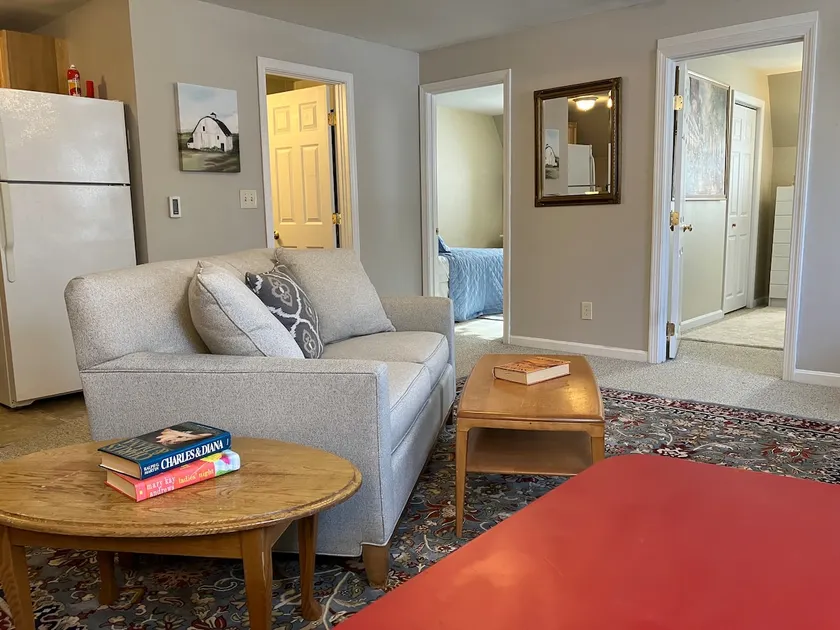 Tidy 2-Bed w/ Parking!🚗Wine!🍷UNH👩🏻‍🎓 - Image 1