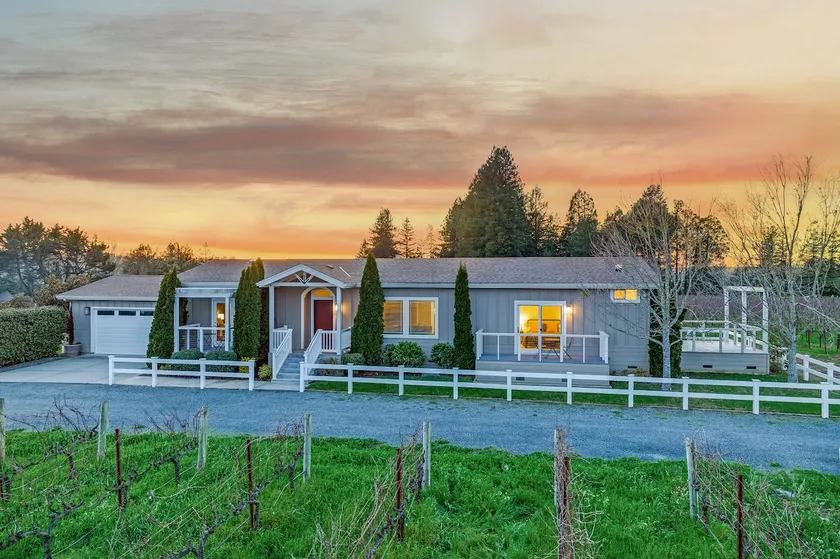Moon Dust Vineyard House - Image 1