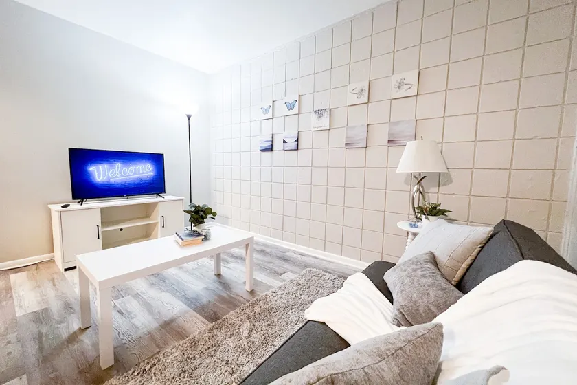 SFA Retreat, Spacious Downtown Apartment - Image 1