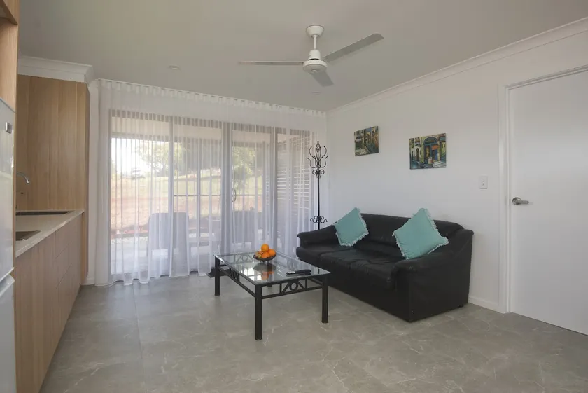 Modern Apartment close to Shops & Ferry. - Image 1