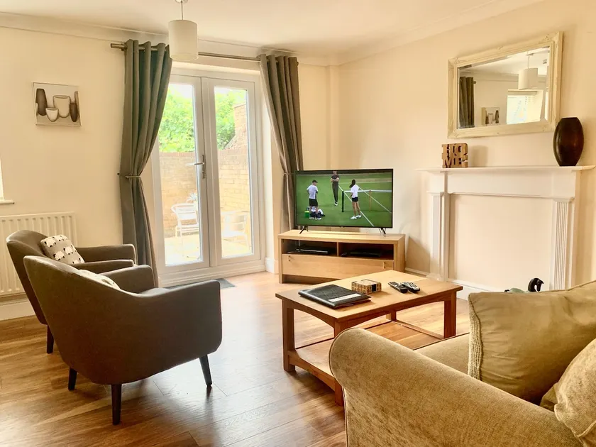 Garfield Place Cosy 2-Bedroom Cottage Central Windsor with Parking - Image 1