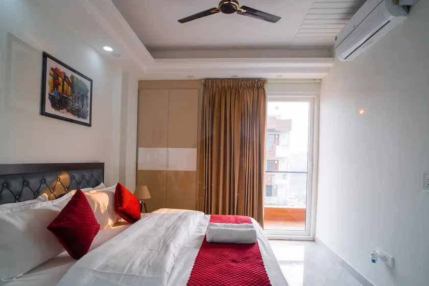Secret 1 BHK Serviced Apartment Near Cyber City - Image 1