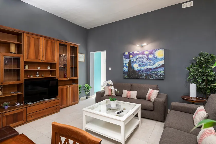 Apartment with yard close to Valletta - Image 1