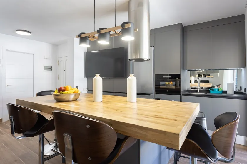Spectacular 3-BRs Penthouse with sea view - Image 1