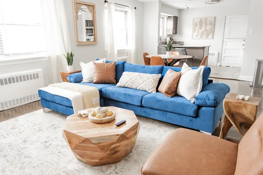 Relaxing 2BR Apartment in Lively West Rogers Park - Image 1