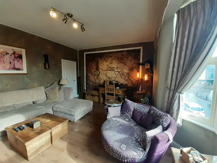 Holley House, lovely family home. perfect location - Image 1