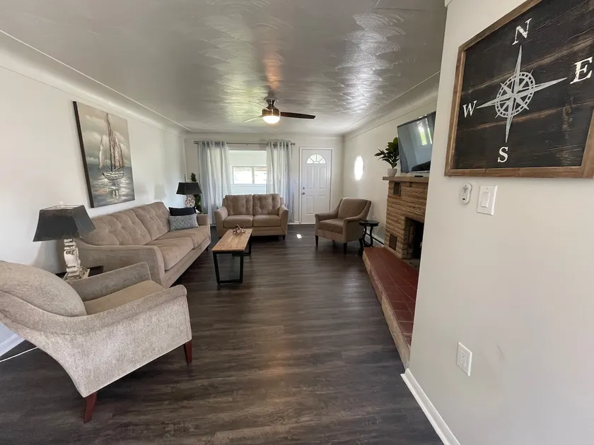 Spacious 3 bedroom/1.5 bath home - Image 1