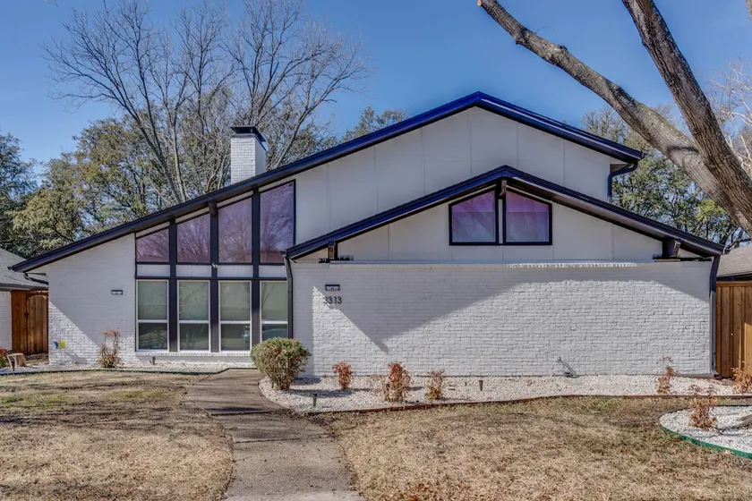 ROOMD | Renewed Modern Retreat | 4BR 2.5BA - Image 1