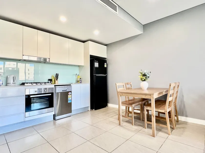 Cozy 1 bed Apt in Parramatta with free parking - Image 1