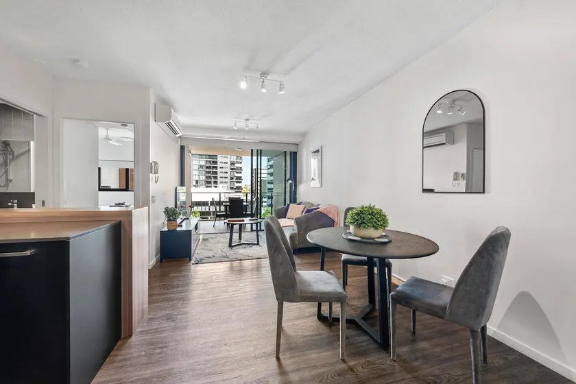 South Bank Styling! ~ 1Bed, 1Bath, 1Car, Balcony - Image 1