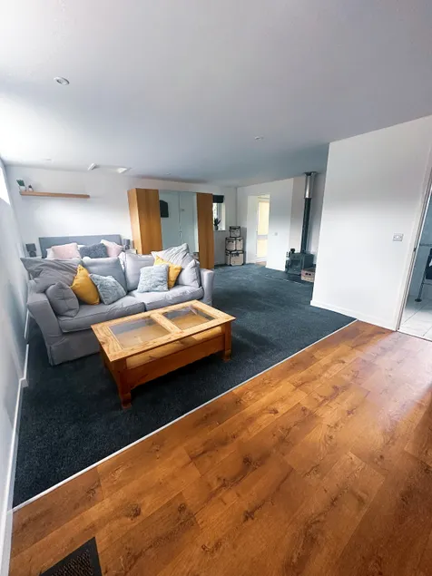 Cozy 2-Bed Apartment with Parking in Wickham - Image 1