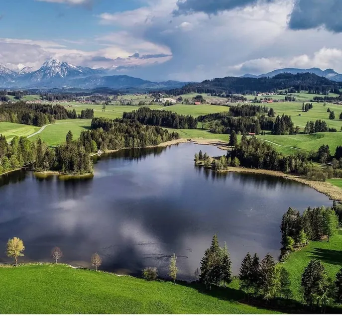 Lakefront with mountain views - Image 1